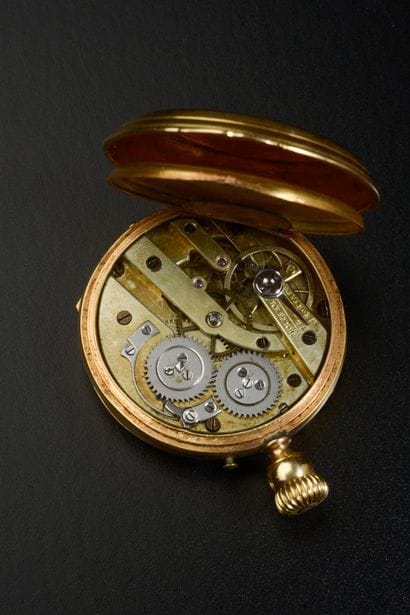 Montre de col en or jaune 18K, cadran émaillé...