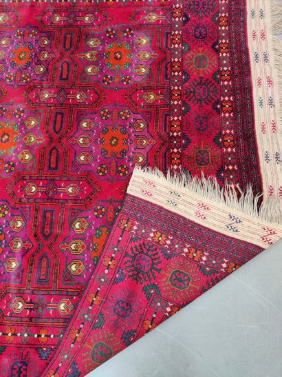 Grand tapis en laine polychrome à caissons...