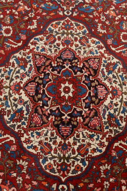 Important tapis rectangulaire en laine polychrome...