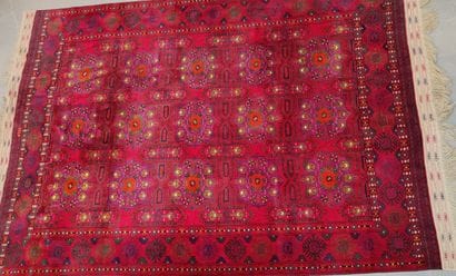 Grand tapis en laine polychrome à caissons...