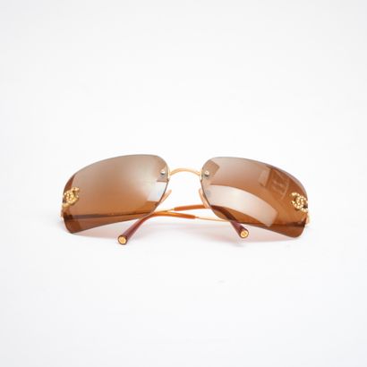 CHANEL. 
Paire de lunettes de soleil, les...