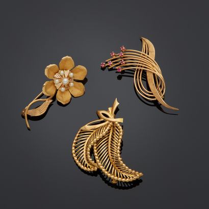 Trois broches en or jaune 18k figurant des...
