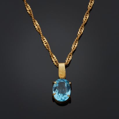 Collier en or jaune 18k composé d'un pendentif...