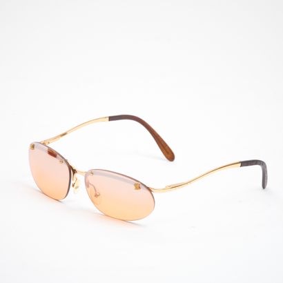 CELINE.
Paire de lunettes de soleil en métal...