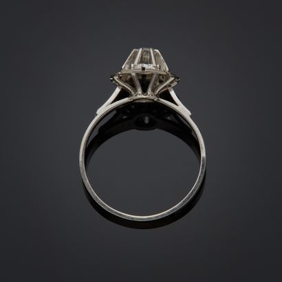 Bague solitaire en or gris 18k sertie d'un...
