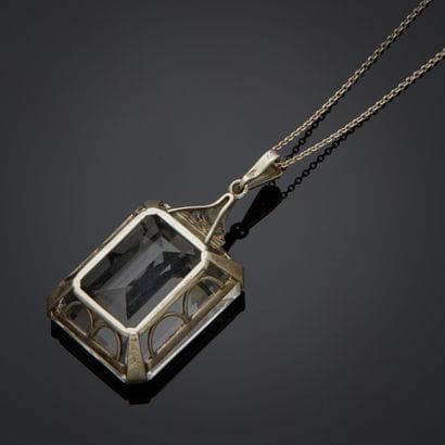 Pendentif en argent 830 millièmes retenant...