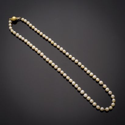 Collier composé d’un rang de perles de culture...