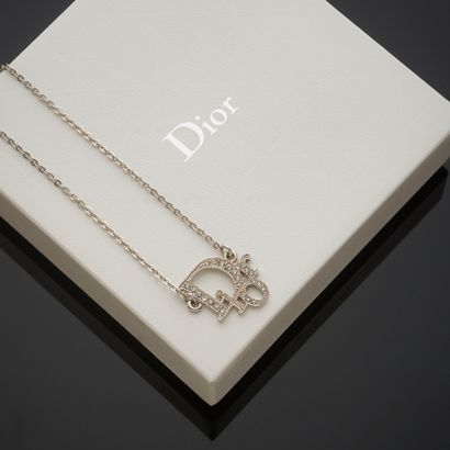 DIOR.
Collier en métal argenté, pendentif...