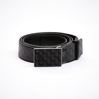 MONTBLANC.
Ceinture en cuir noir marqué à...