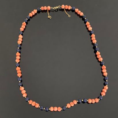 Collier alternant cinquante perles de corail,...