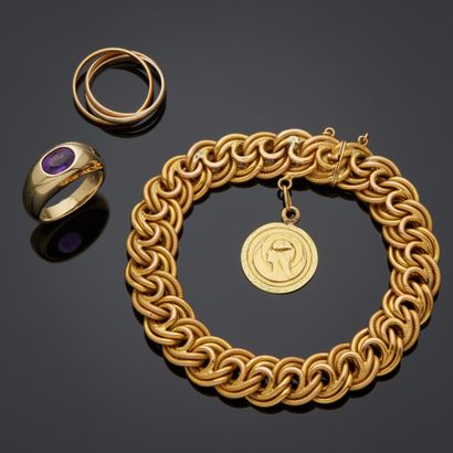 Ensemble de bijoux en or comprenant :
- un...