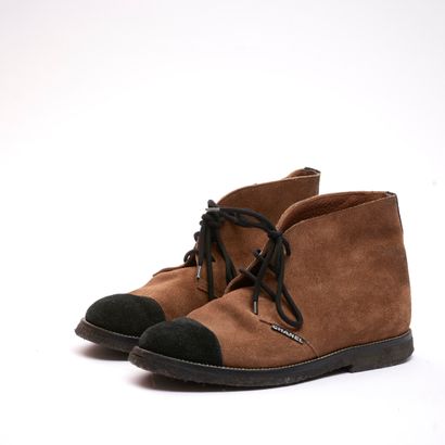 CHANEL.


Paire de boots en daim beige, les...