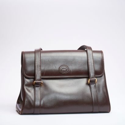 GUCCI.
Sac à main en veau box marron à deux...