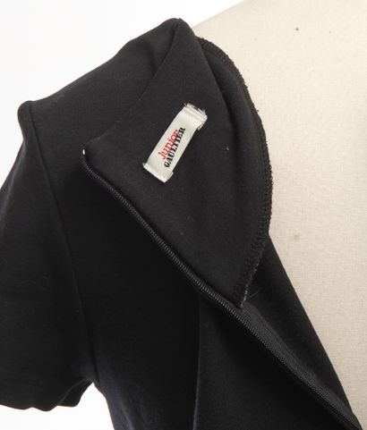 JUNIOR GAULTIER.
Robe noire à volets à fermeture.
T....