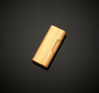 DUNHILL.
Briquet en métal plaqué or à rainures.
Haut....