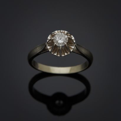 Bague solitaire en or gris 18k et platine...