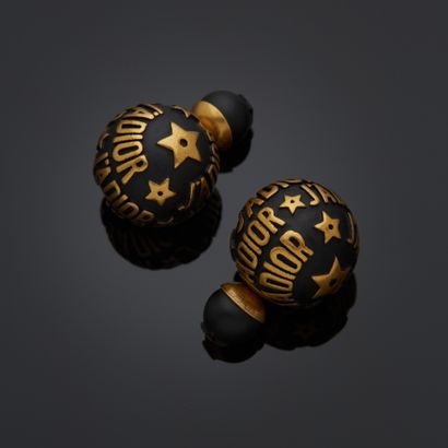 DIOR. 
Paire de boutons d'oreille en métal...