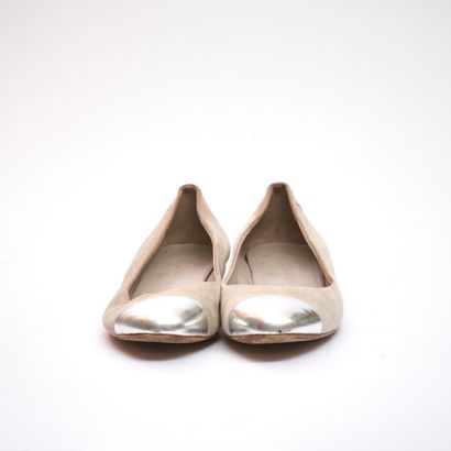 CHANEL. 
Paire de ballerines en cuir et daim...