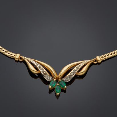 Collier en or jaune 18k, le motif central...