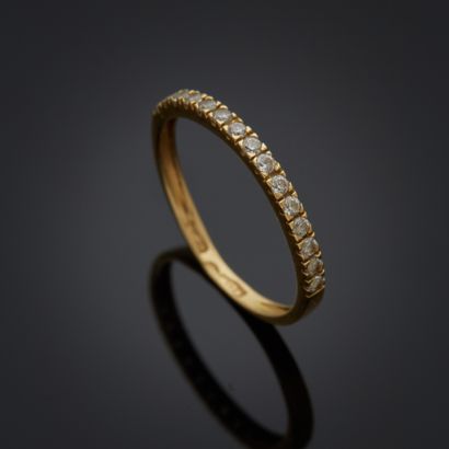 Alliance en or jaune 18k, sertie de quinze...
