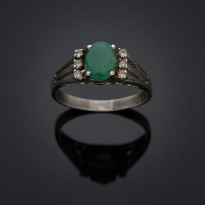 Bague en or gris 325 millièmes, ornée d'une...
