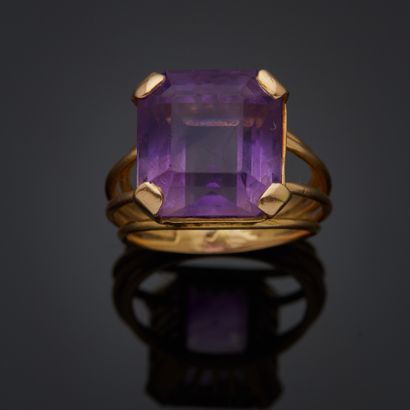 Bague en or jaune 18k, présentant une améthyste...