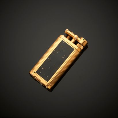 DUNHILL.
Briquet en métal plaqué or et laque...