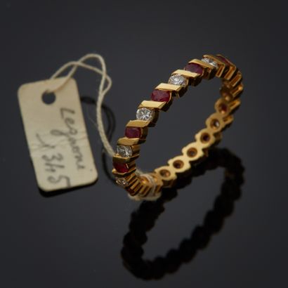 Alliance en or jaune 18k alternée de rubis...