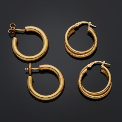 Deux paires de boucles d'oreilles créoles...