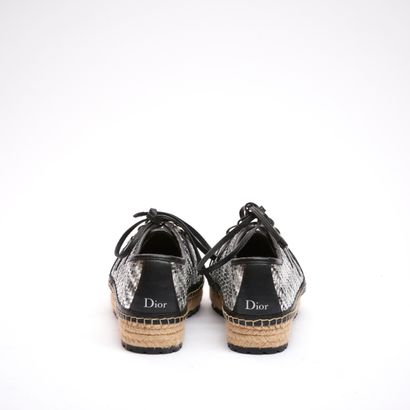 CHRISTIAN DIOR.
Paire de chaussures à lanières...