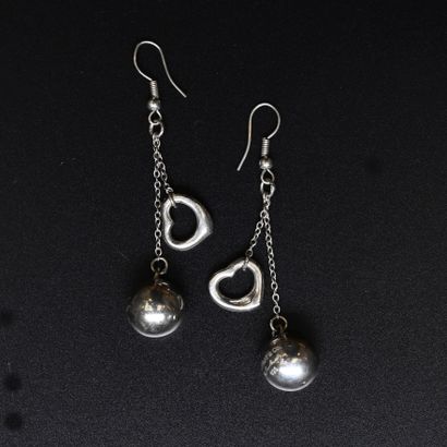 Elsa Peretti pour TIFFANY CO. 
Paire de pendants...
