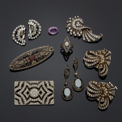 Ensemble de bijoux fantaisie en métal sertis...