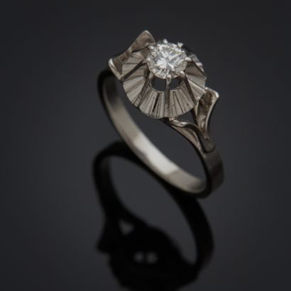 Bague solitaire en or gris 18k et platine...