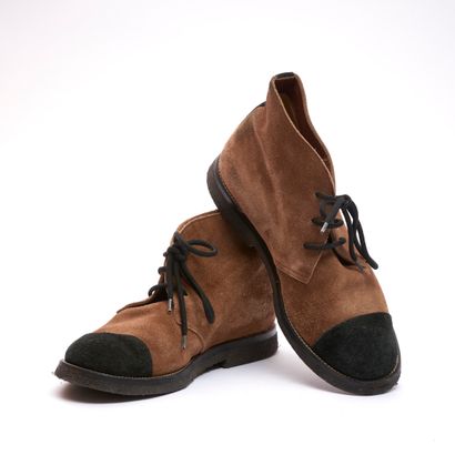 CHANEL.


Paire de boots en daim beige, les...