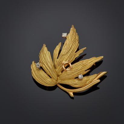 Broche en or jaune 18k figurant une feuille...