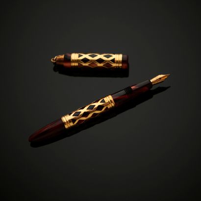 UNIC.
Stylo plume, le corps en résine de...