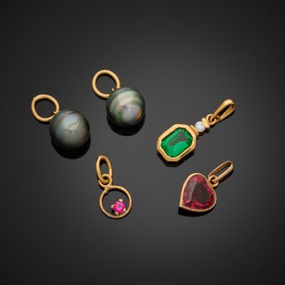 Trois pendentifs en or jaune 18k, deux ponctués...