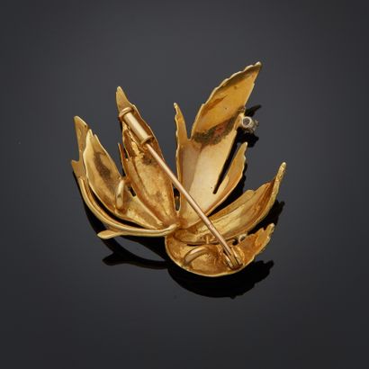 Broche en or jaune 18k figurant une feuille...
