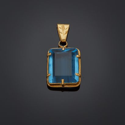 Pendentif en or jaune 18k serti d'une pierre...