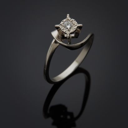 Bague solitaire en or gris 18k sertie d'un...
