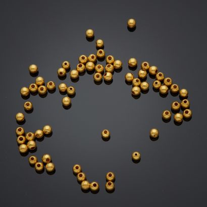 Soixante-sept perles d'or jaune 18k percées....