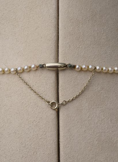Collier composé de cent-quarante-cinq perles...