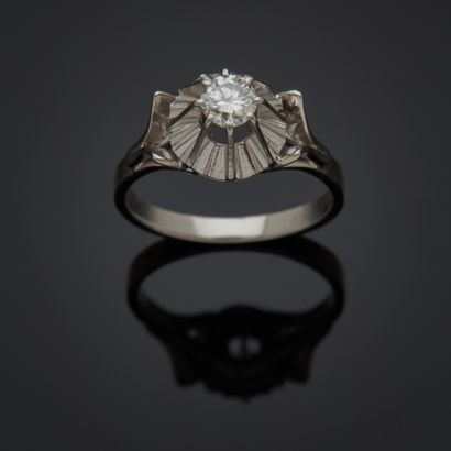 Bague solitaire en or gris 18k et platine...