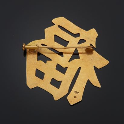 Broche en or jaune 18k en forme de caractère...