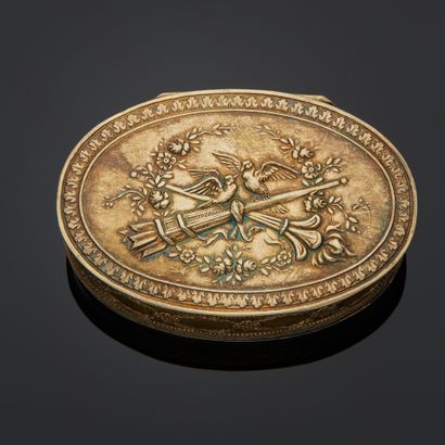 Boîte ovale dite tabatière en argent vermeil...