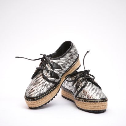 CHRISTIAN DIOR.
Paire de chaussures à lanières...