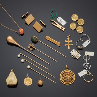 Ensemble de bijoux anciens en or 18k comprenant...