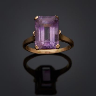 Bague en or jaune 18k sertie d'une améthyste...