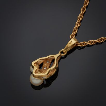 Collier en or jaune 18k composé d'un pendentif...