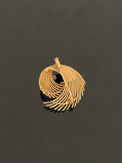 Broche en or rose 18k dessinée de fils d'or...